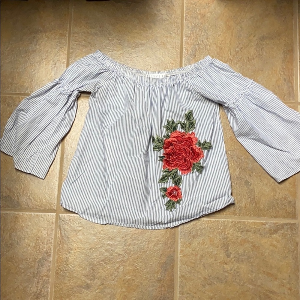 Shirt with flared sleeves